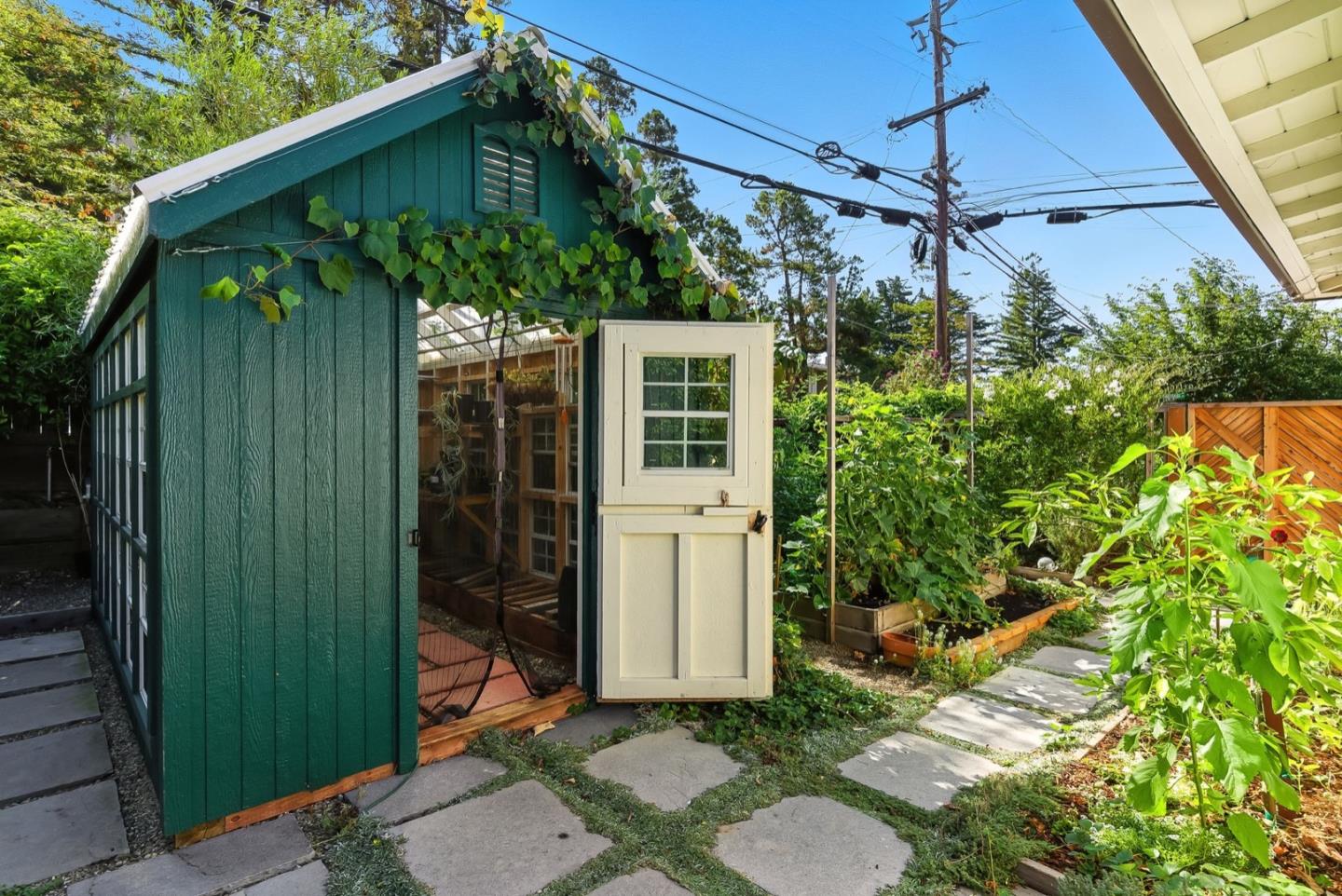 Detail Gallery Image 35 of 44 For 2608 Cipriani Blvd, Belmont,  CA 94002 - 4 Beds | 2 Baths