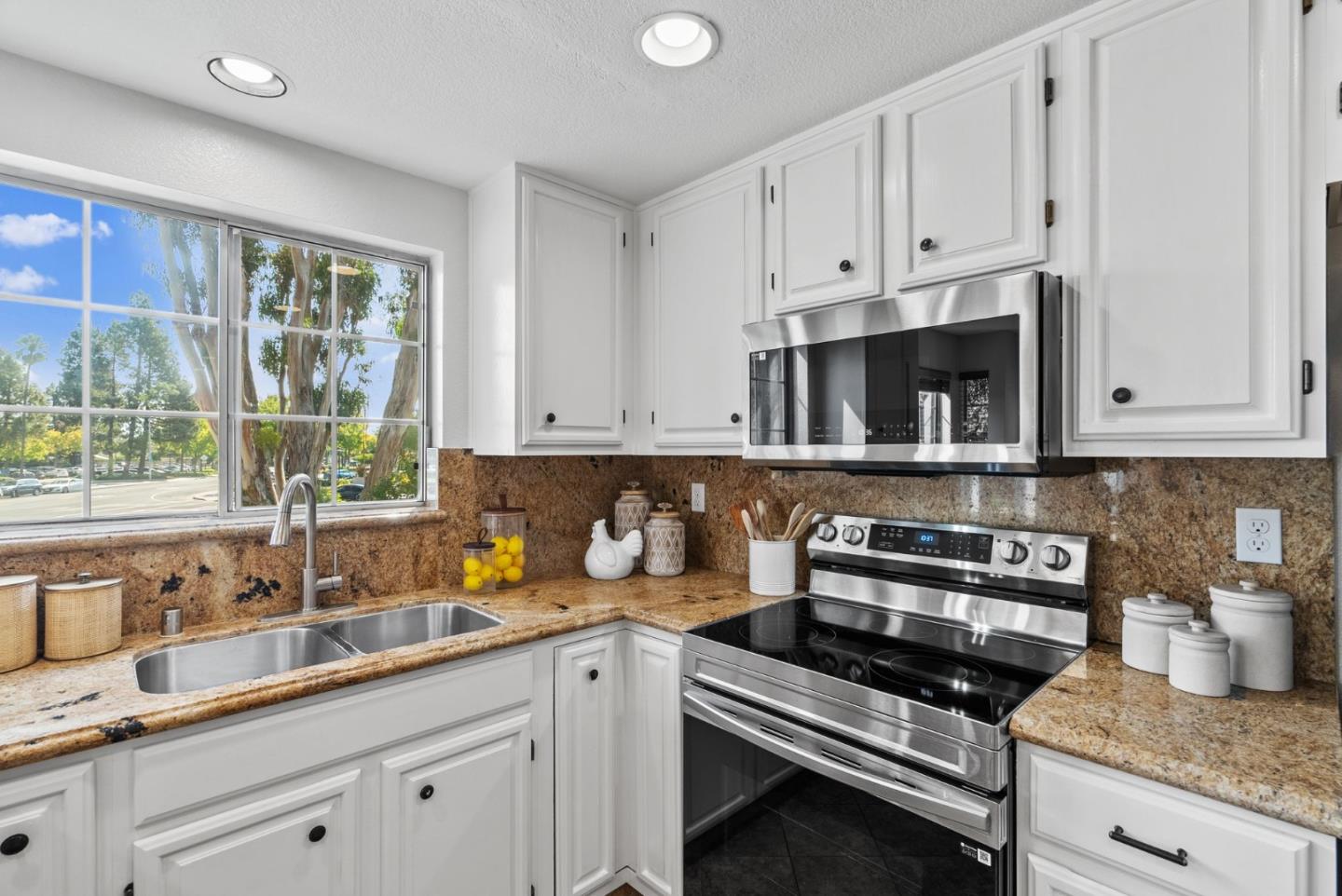 Detail Gallery Image 3 of 37 For 1806 Park Vista Cir, Santa Clara,  CA 95050 - 3 Beds | 2/1 Baths