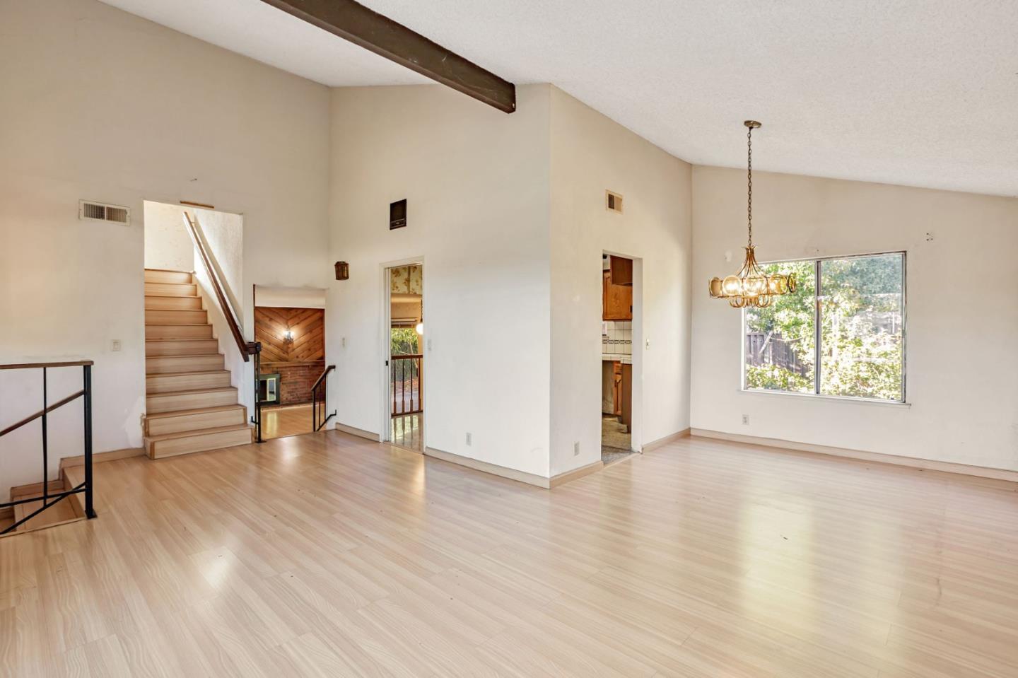Detail Gallery Image 3 of 23 For 207 Redwood Ave, Milpitas,  CA 95035 - 4 Beds | 2/1 Baths
