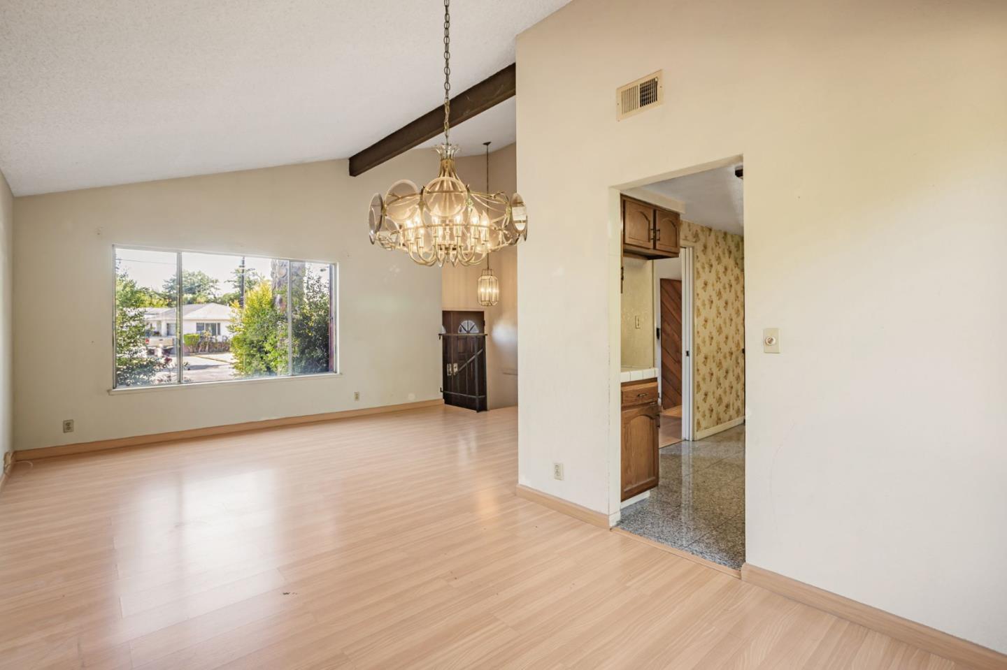 Detail Gallery Image 4 of 23 For 207 Redwood Ave, Milpitas,  CA 95035 - 4 Beds | 2/1 Baths