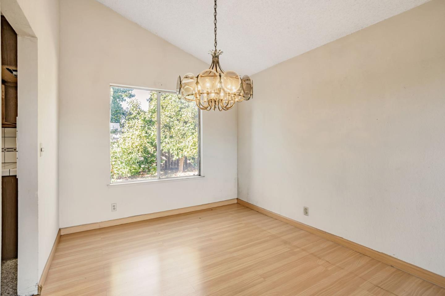 Detail Gallery Image 5 of 23 For 207 Redwood Ave, Milpitas,  CA 95035 - 4 Beds | 2/1 Baths