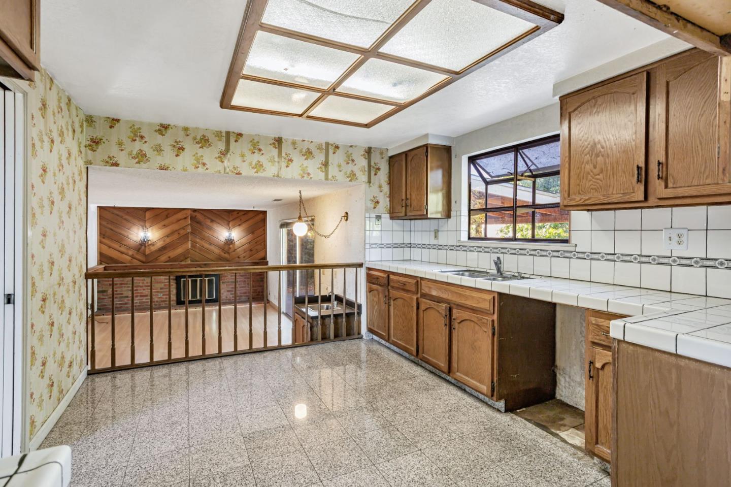 Detail Gallery Image 6 of 23 For 207 Redwood Ave, Milpitas,  CA 95035 - 4 Beds | 2/1 Baths