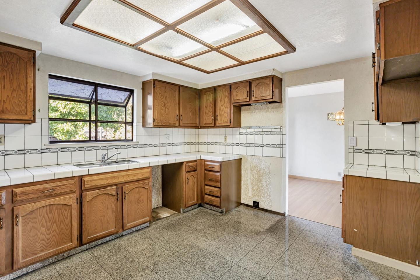Detail Gallery Image 7 of 23 For 207 Redwood Ave, Milpitas,  CA 95035 - 4 Beds | 2/1 Baths