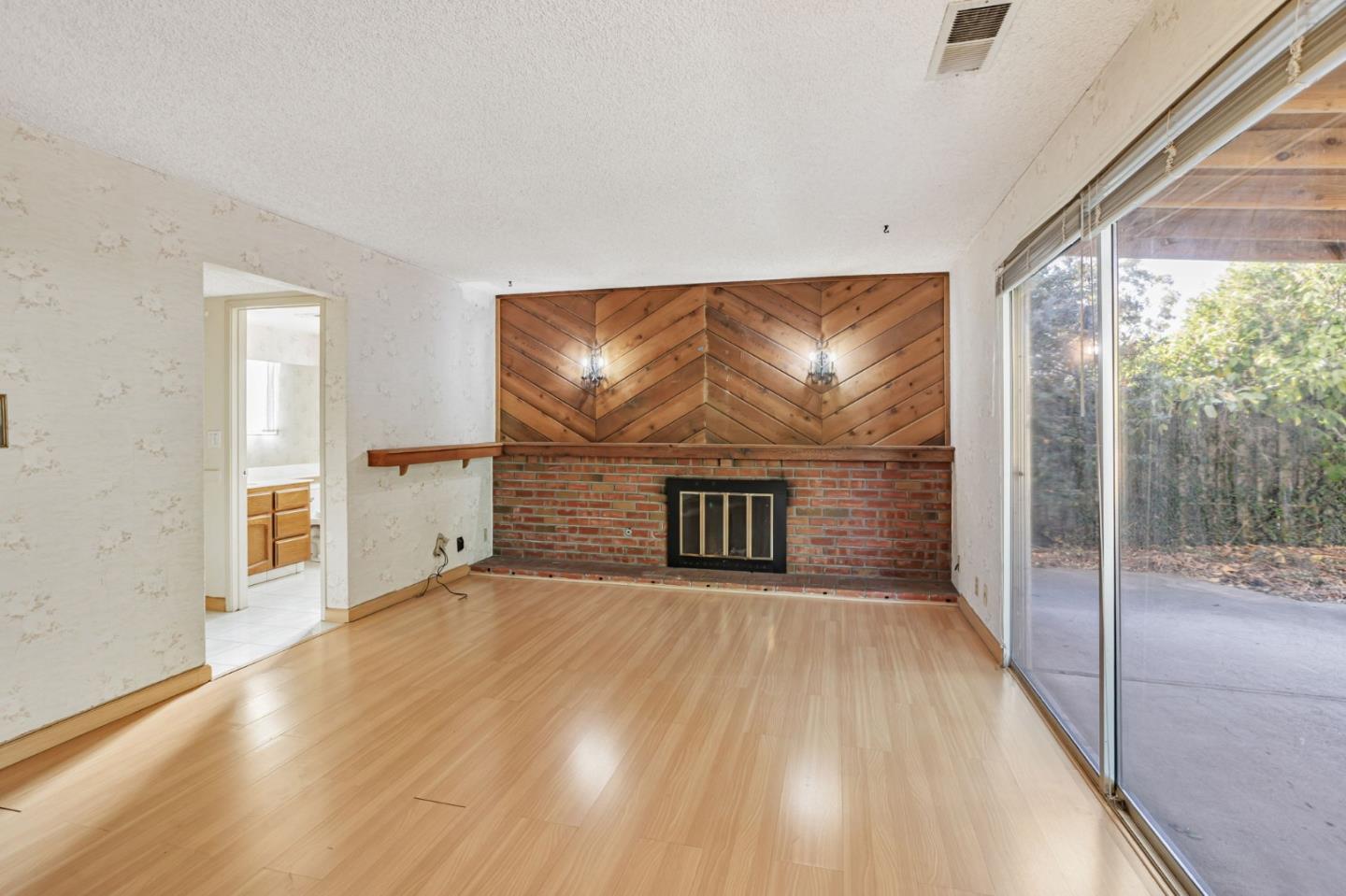 Detail Gallery Image 8 of 23 For 207 Redwood Ave, Milpitas,  CA 95035 - 4 Beds | 2/1 Baths