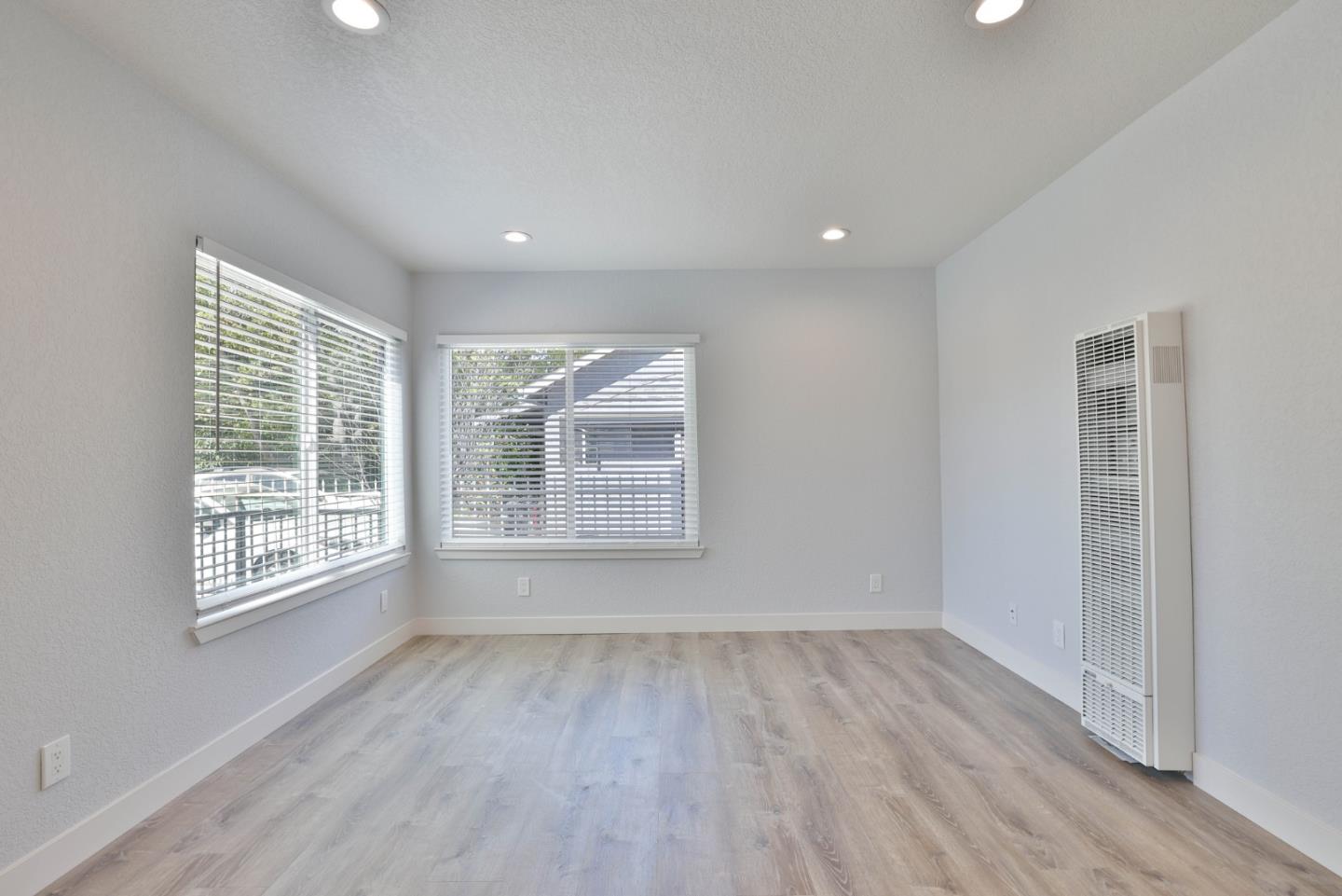 Detail Gallery Image 4 of 21 For 3519 Hoover St, Redwood City,  CA 94063 - – Beds | – Baths