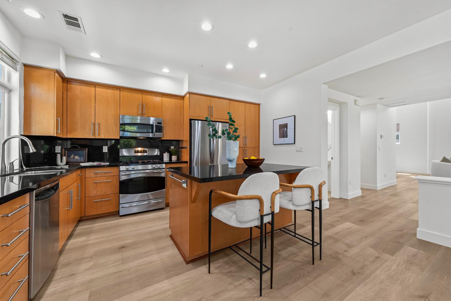 Detail Gallery Image 12 of 50 For 3180 Berryessa St, Palo Alto,  CA 94303 - 3 Beds | 3/1 Baths