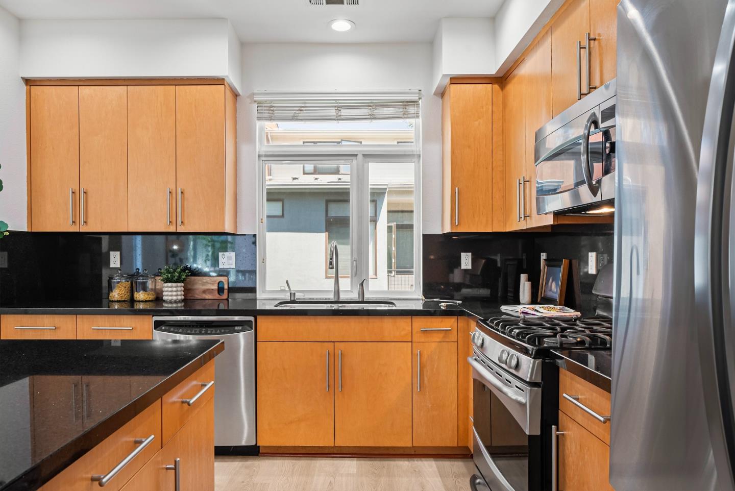 Detail Gallery Image 15 of 50 For 3180 Berryessa St, Palo Alto,  CA 94303 - 3 Beds | 3/1 Baths