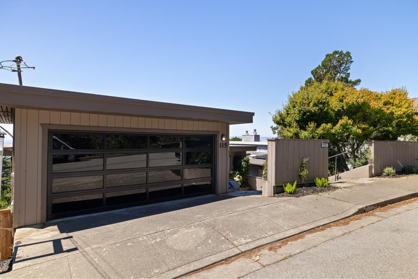 Detail Gallery Image 4 of 71 For 115 Del Monte Rd, El Granada,  CA 94018 - 3 Beds | 3/1 Baths