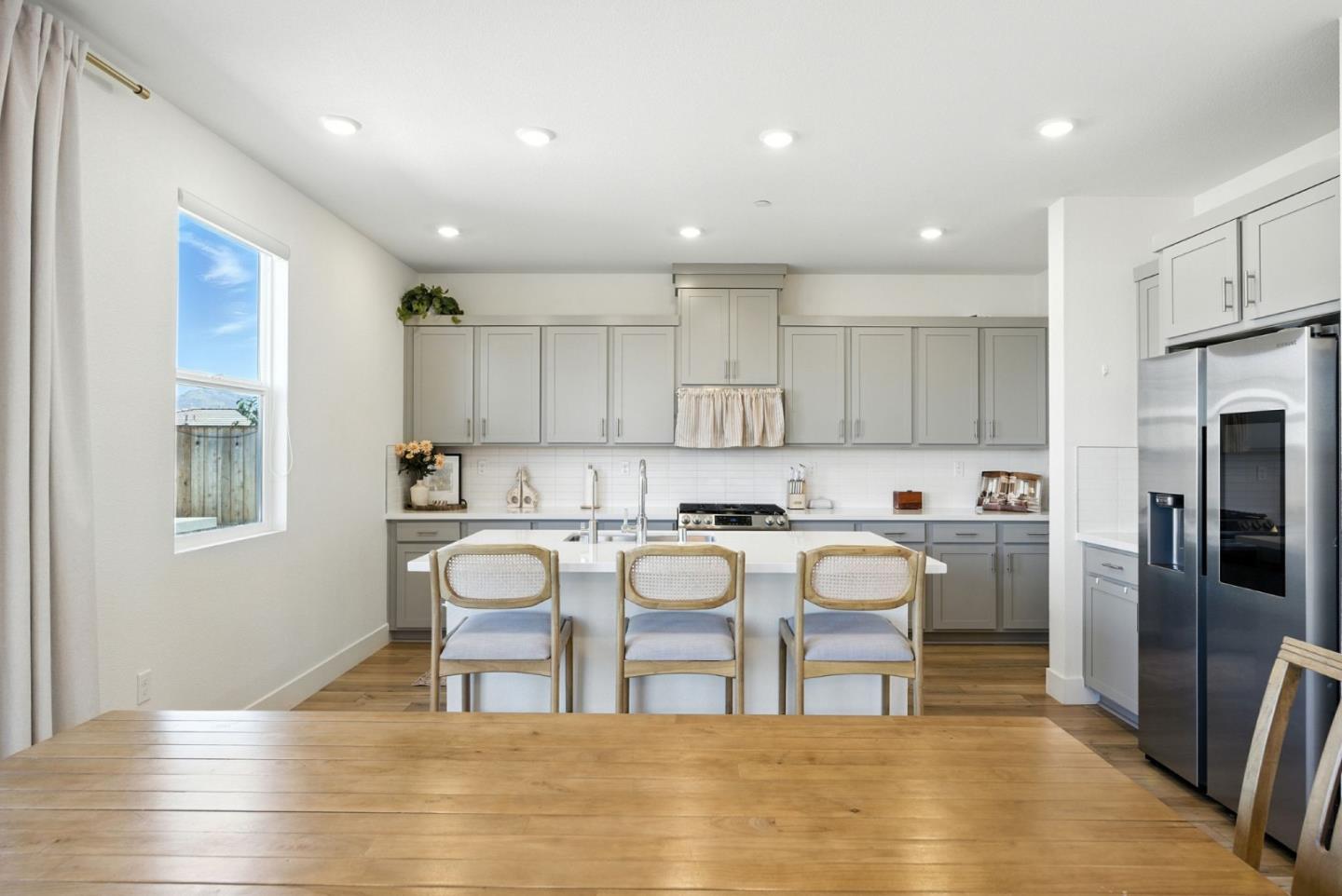 Detail Gallery Image 10 of 65 For 1900 Lotus Ct, Hollister,  CA 95023 - 5 Beds | 4 Baths