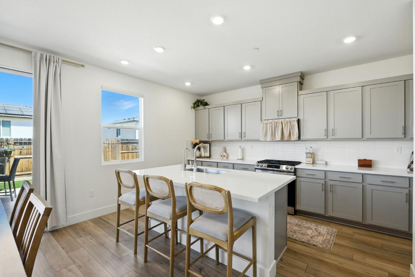 Detail Gallery Image 11 of 65 For 1900 Lotus Ct, Hollister,  CA 95023 - 5 Beds | 4 Baths