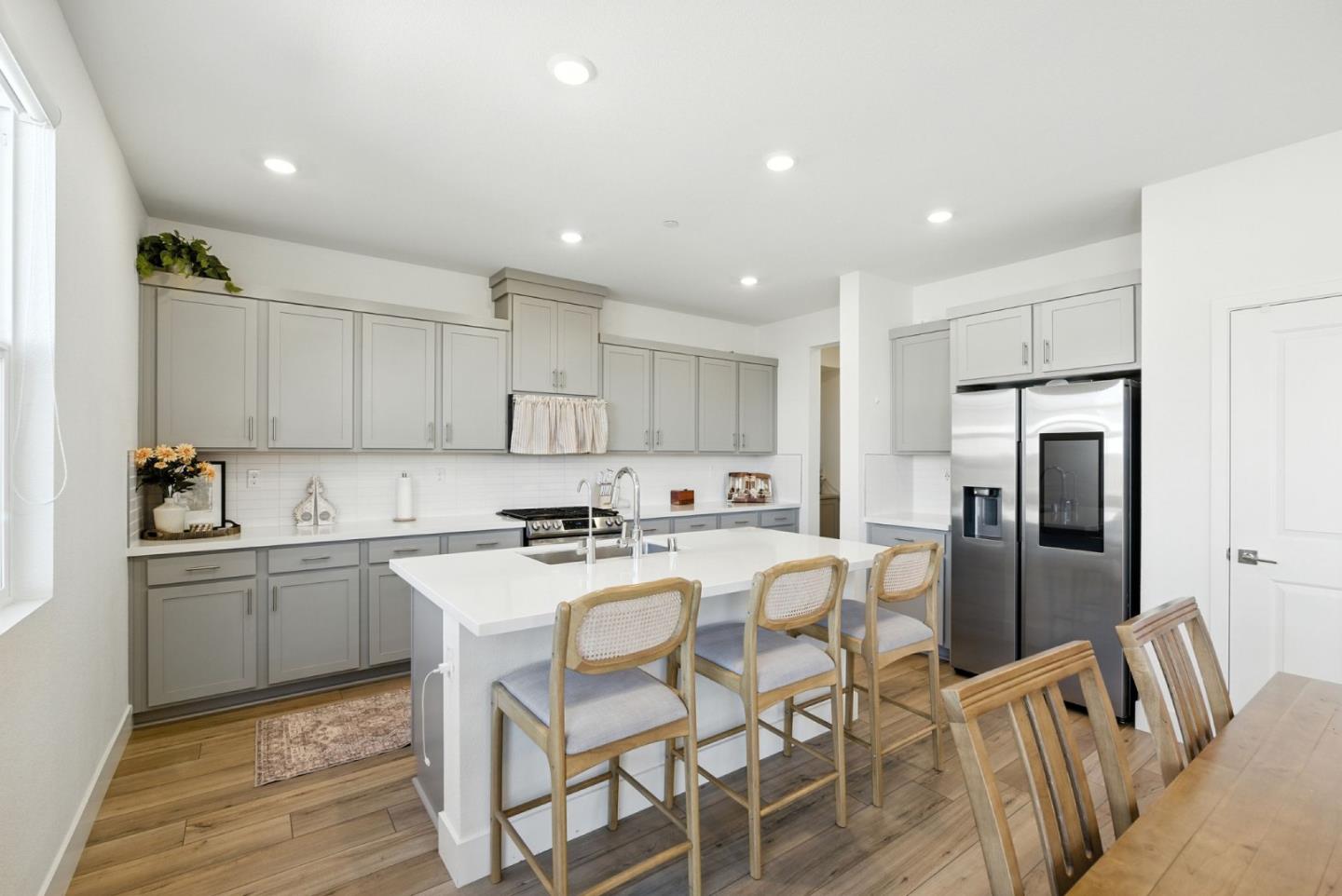 Detail Gallery Image 12 of 65 For 1900 Lotus Ct, Hollister,  CA 95023 - 5 Beds | 4 Baths