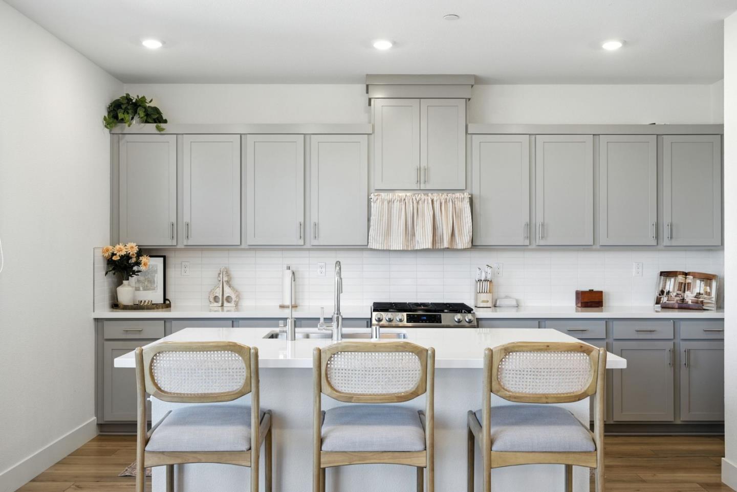 Detail Gallery Image 14 of 65 For 1900 Lotus Ct, Hollister,  CA 95023 - 5 Beds | 4 Baths
