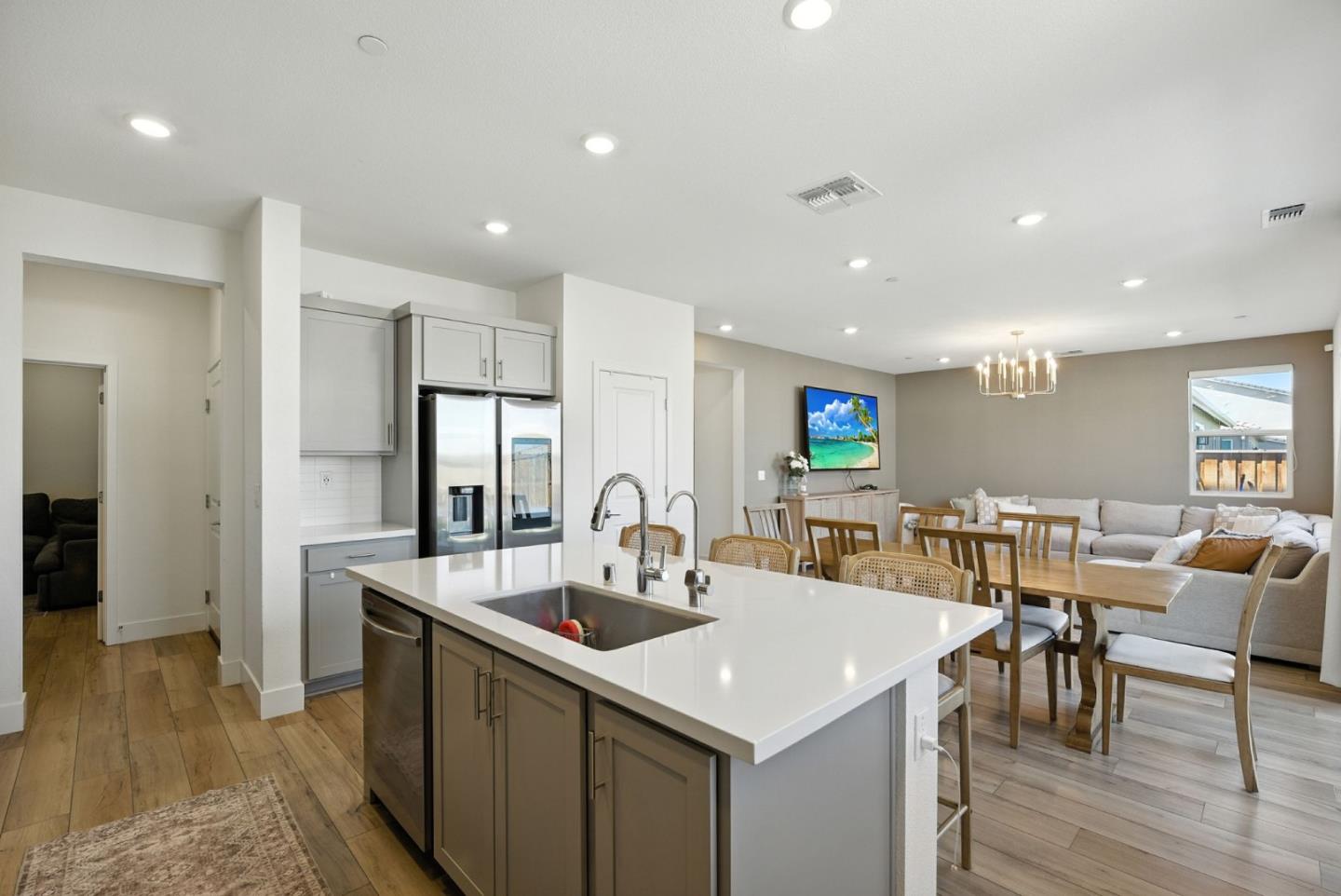 Detail Gallery Image 16 of 65 For 1900 Lotus Ct, Hollister,  CA 95023 - 5 Beds | 4 Baths