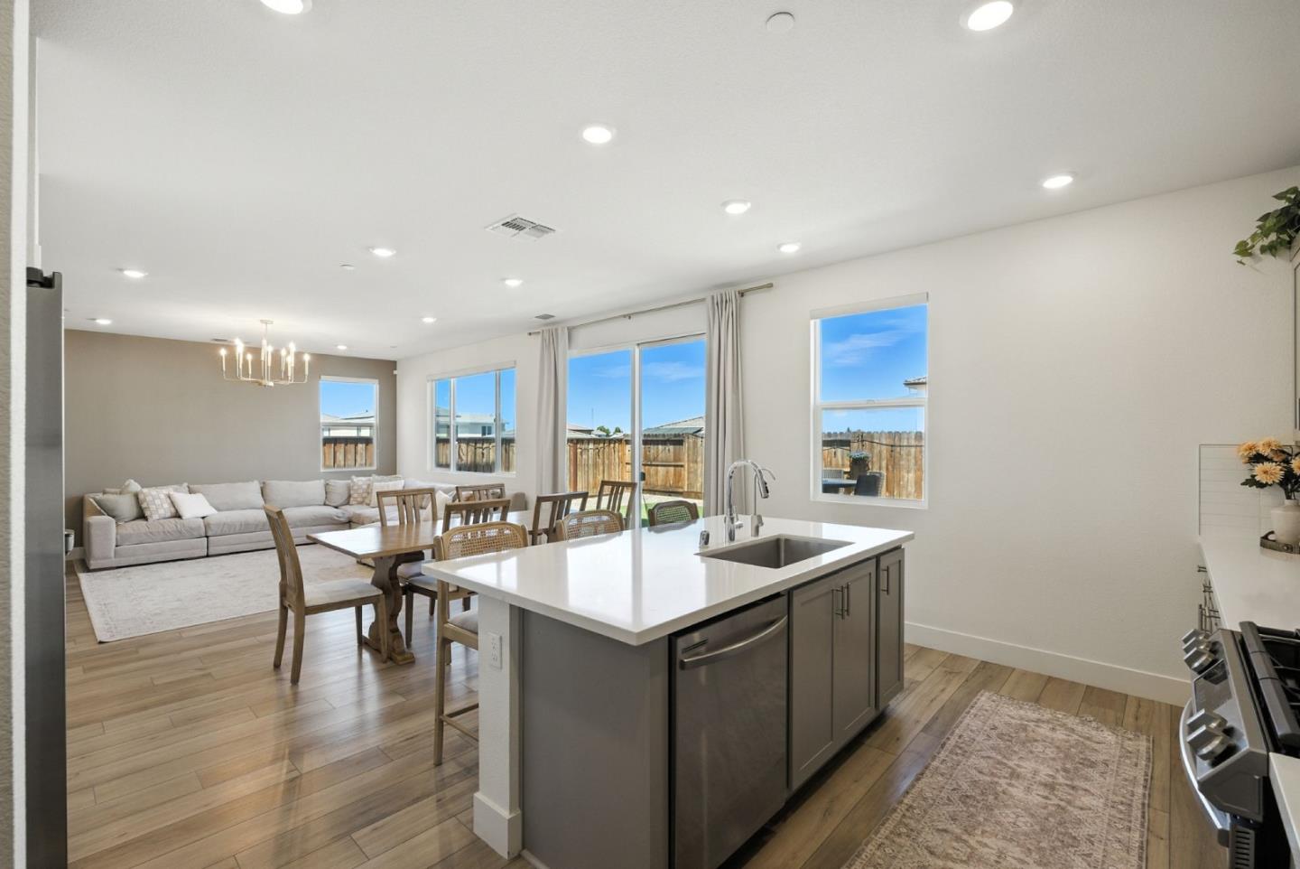 Detail Gallery Image 17 of 65 For 1900 Lotus Ct, Hollister,  CA 95023 - 5 Beds | 4 Baths