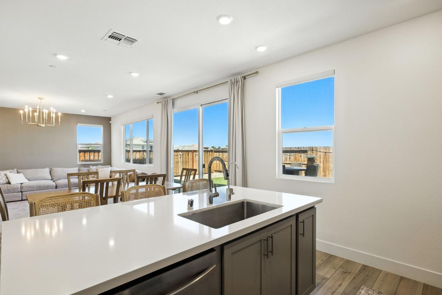 Detail Gallery Image 18 of 65 For 1900 Lotus Ct, Hollister,  CA 95023 - 5 Beds | 4 Baths