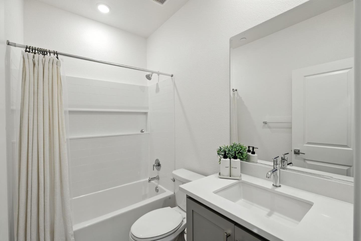 Detail Gallery Image 21 of 65 For 1900 Lotus Ct, Hollister,  CA 95023 - 5 Beds | 4 Baths