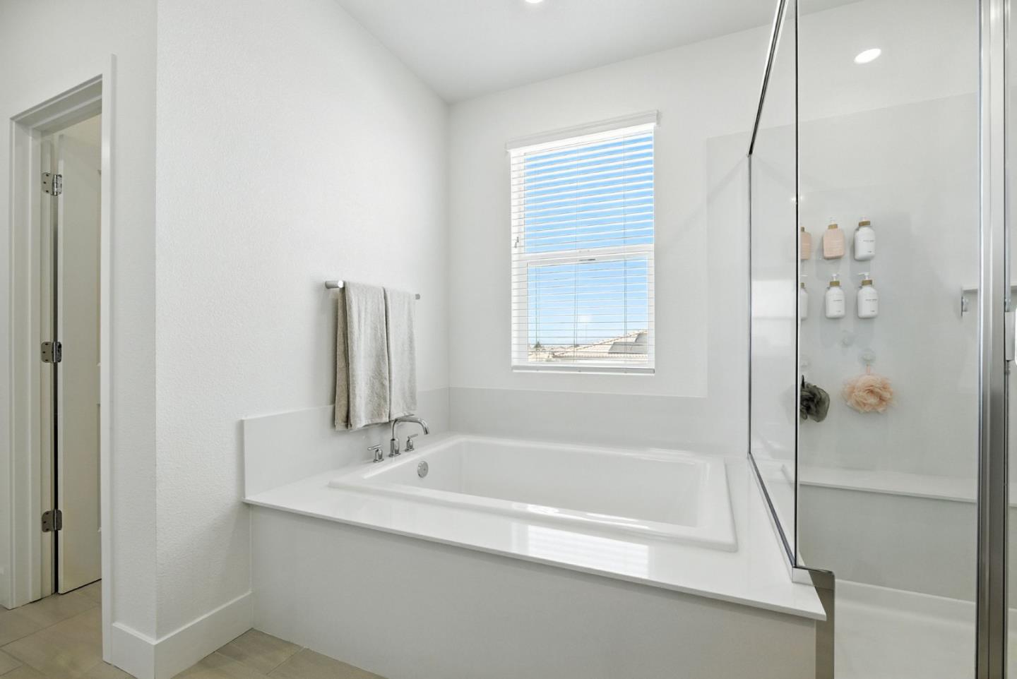 Detail Gallery Image 36 of 65 For 1900 Lotus Ct, Hollister,  CA 95023 - 5 Beds | 4 Baths