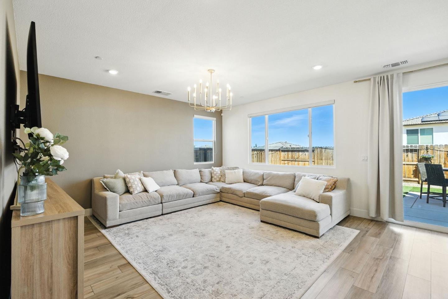 Detail Gallery Image 8 of 65 For 1900 Lotus Ct, Hollister,  CA 95023 - 5 Beds | 4 Baths