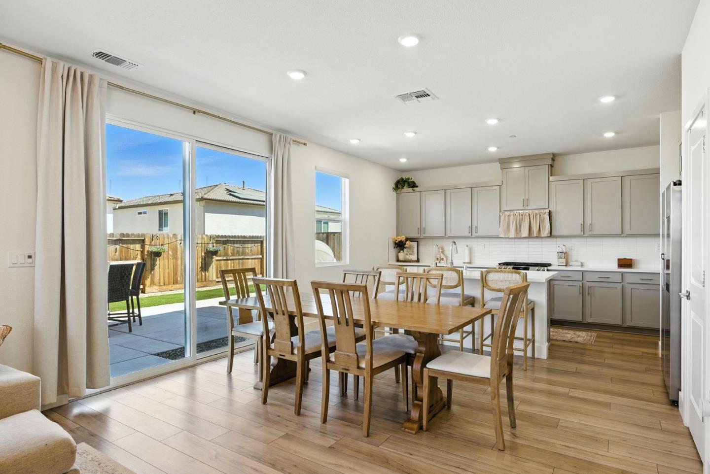 Detail Gallery Image 9 of 65 For 1900 Lotus Ct, Hollister,  CA 95023 - 5 Beds | 4 Baths