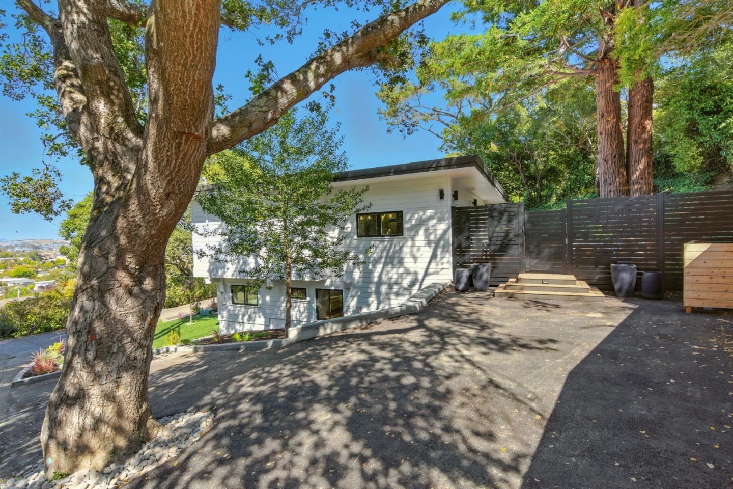 Detail Gallery Image 26 of 42 For 633 Manzanita Ave, Corte Madera,  CA 94925 - 4 Beds | 4/1 Baths