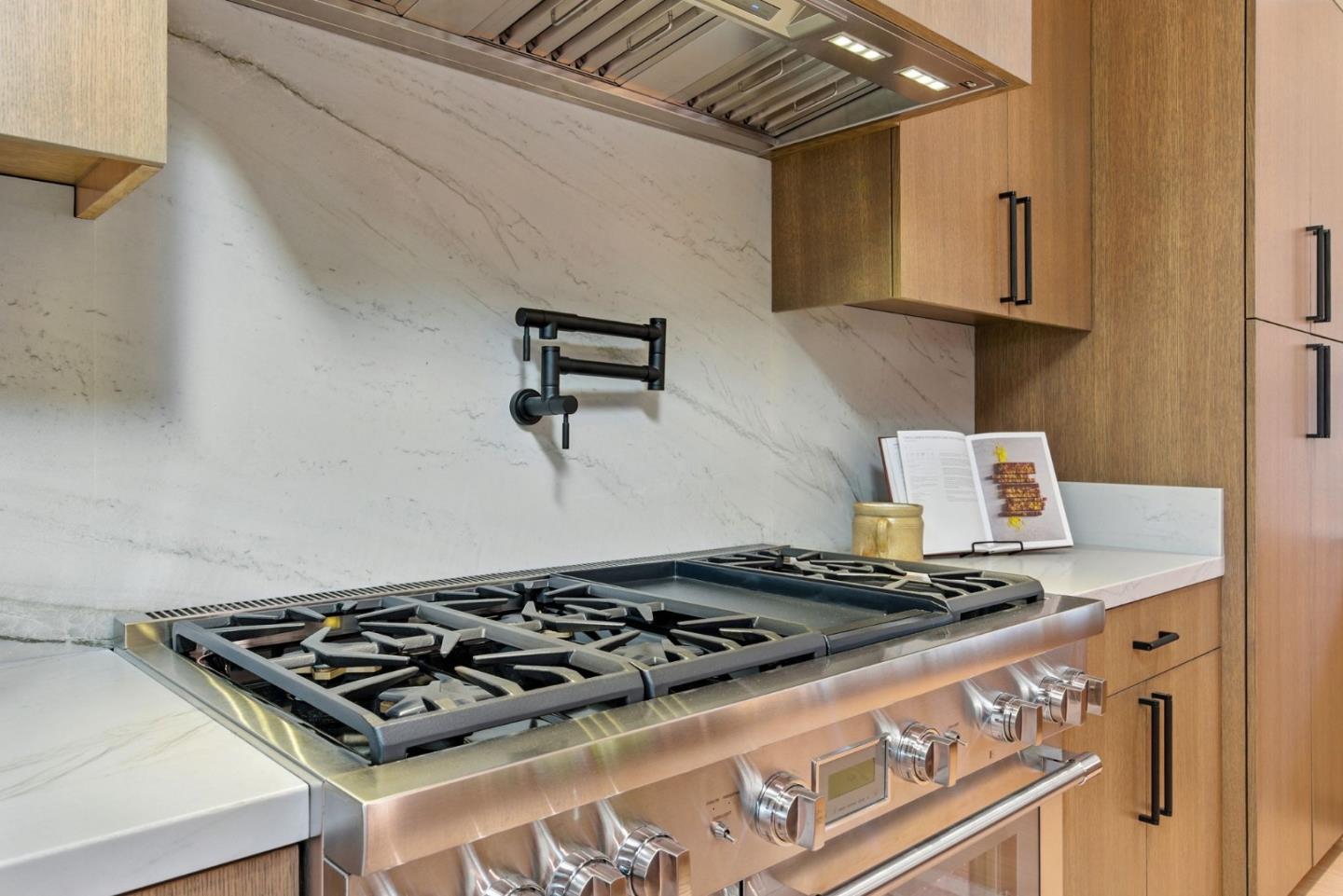 Detail Gallery Image 8 of 42 For 633 Manzanita Ave, Corte Madera,  CA 94925 - 4 Beds | 4/1 Baths