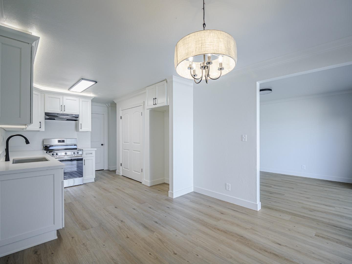 Detail Gallery Image 10 of 46 For 914 Acosta Plaza #111,  Salinas,  CA 93905 - 4 Beds | 2 Baths