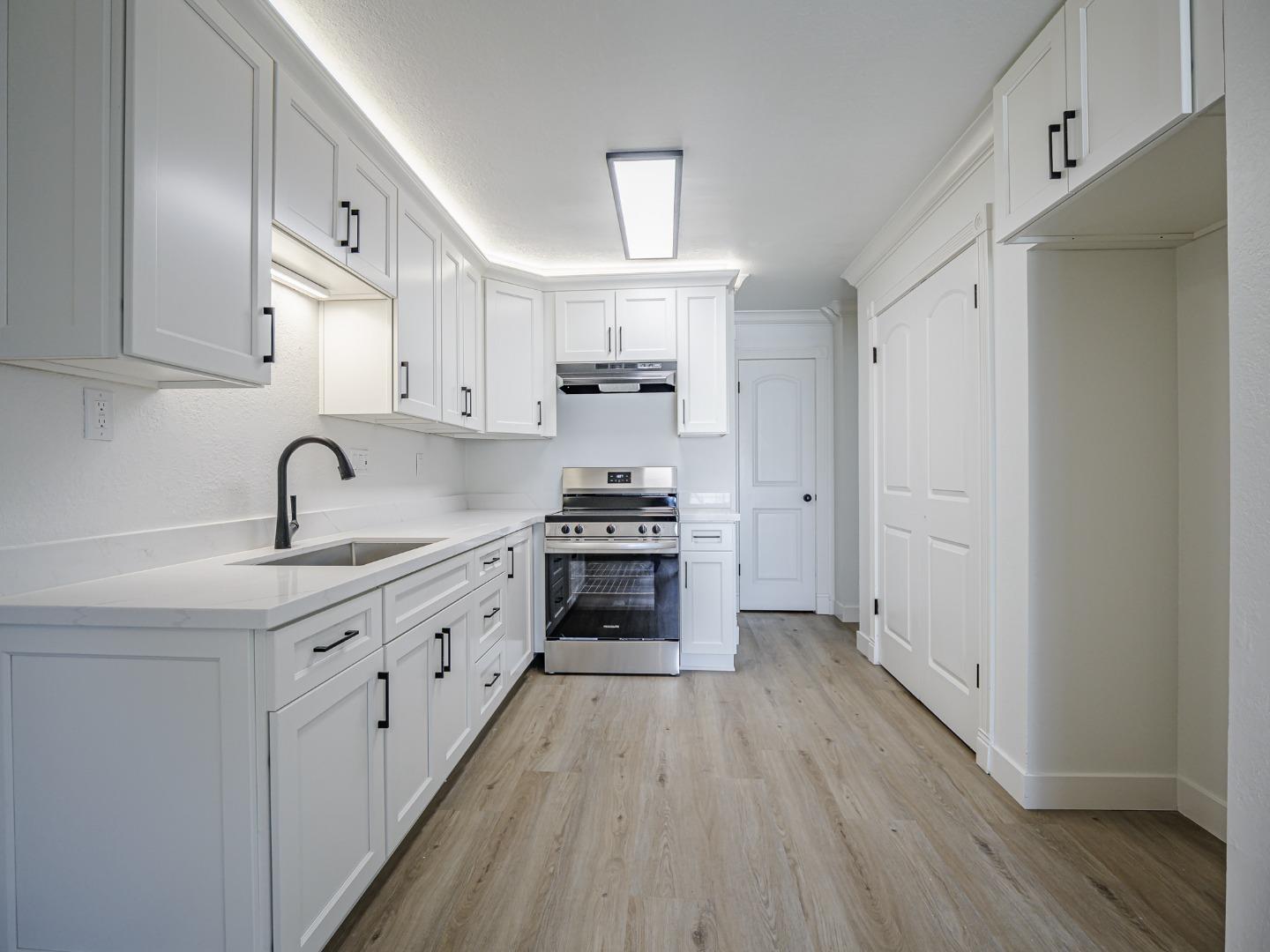Detail Gallery Image 11 of 46 For 914 Acosta Plaza #111,  Salinas,  CA 93905 - 4 Beds | 2 Baths