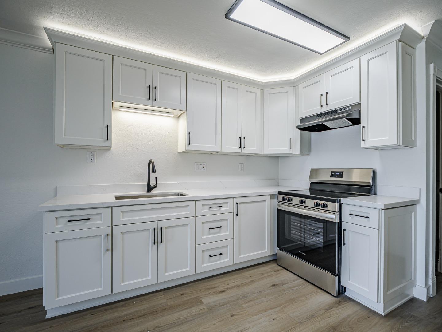 Detail Gallery Image 12 of 46 For 914 Acosta Plaza #111,  Salinas,  CA 93905 - 4 Beds | 2 Baths
