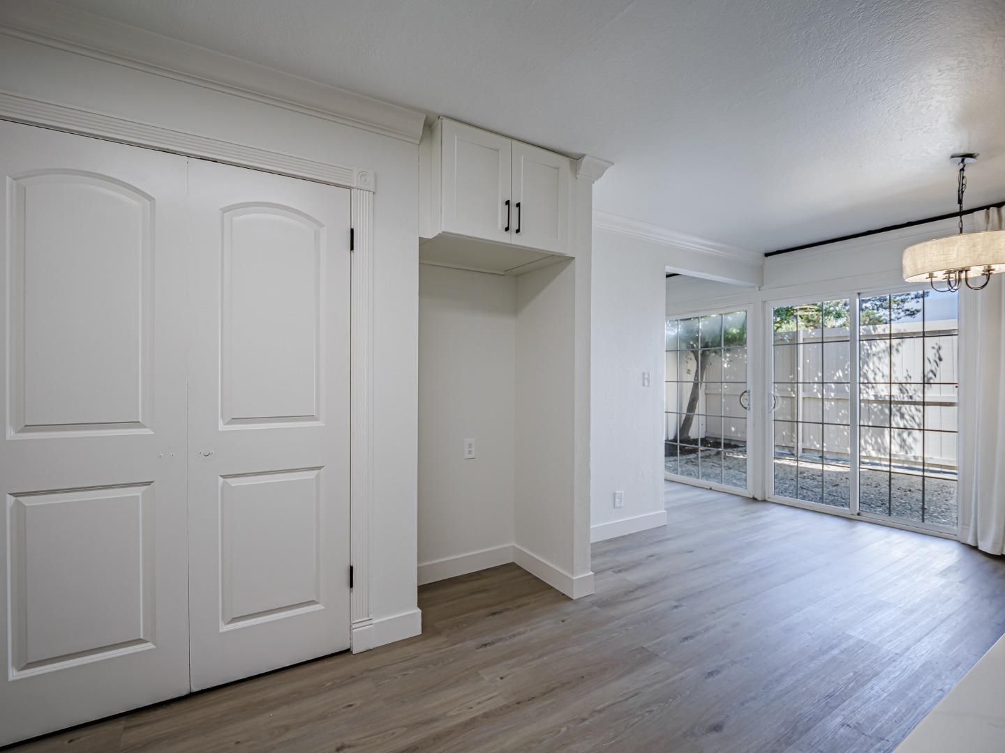 Detail Gallery Image 13 of 46 For 914 Acosta Plaza #111,  Salinas,  CA 93905 - 4 Beds | 2 Baths