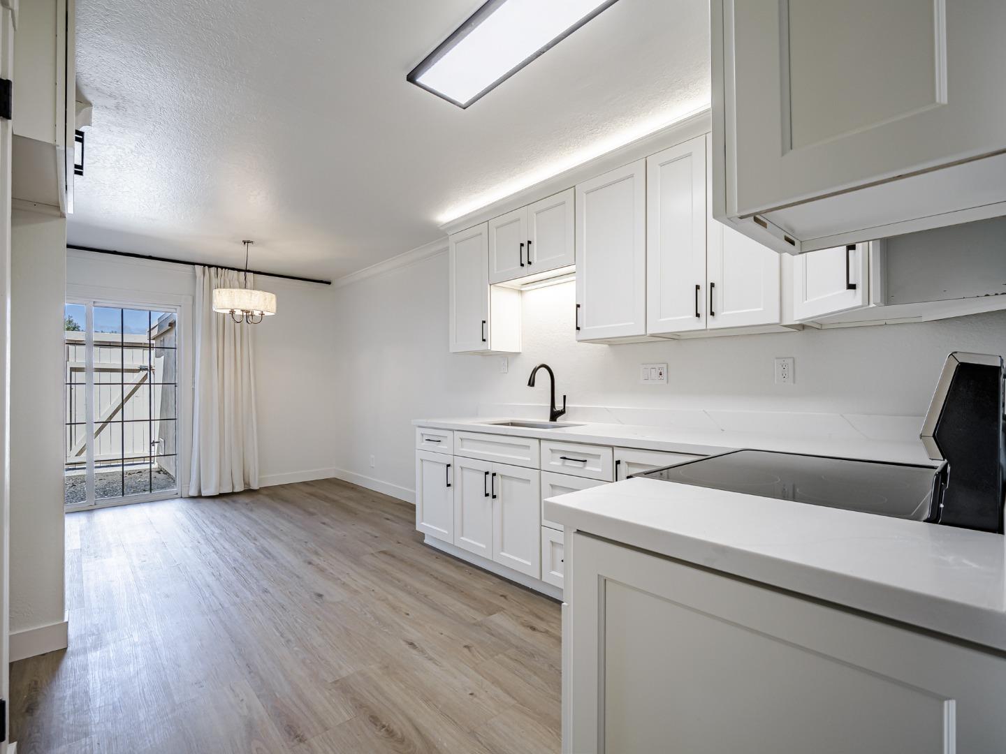 Detail Gallery Image 14 of 46 For 914 Acosta Plaza #111,  Salinas,  CA 93905 - 4 Beds | 2 Baths