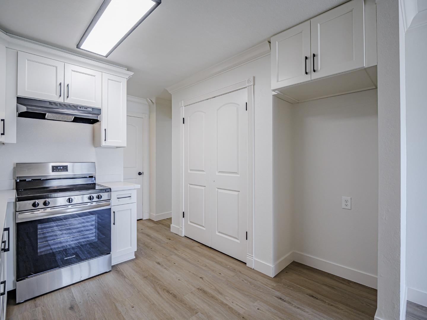 Detail Gallery Image 15 of 46 For 914 Acosta Plaza #111,  Salinas,  CA 93905 - 4 Beds | 2 Baths