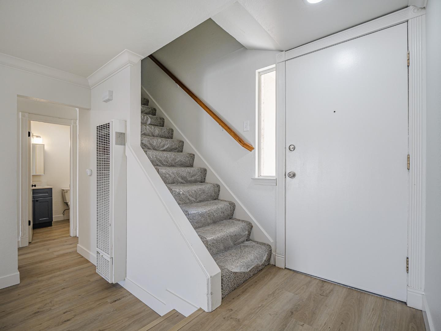 Detail Gallery Image 18 of 46 For 914 Acosta Plaza #111,  Salinas,  CA 93905 - 4 Beds | 2 Baths