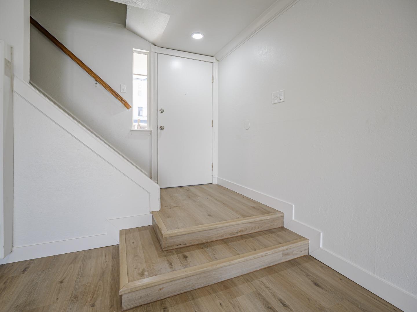 Detail Gallery Image 3 of 46 For 914 Acosta Plaza #111,  Salinas,  CA 93905 - 4 Beds | 2 Baths