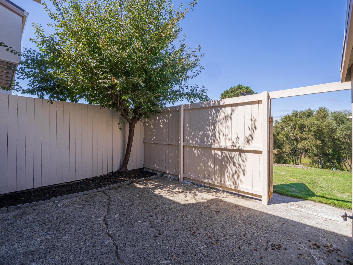 Detail Gallery Image 33 of 46 For 914 Acosta Plaza #111,  Salinas,  CA 93905 - 4 Beds | 2 Baths
