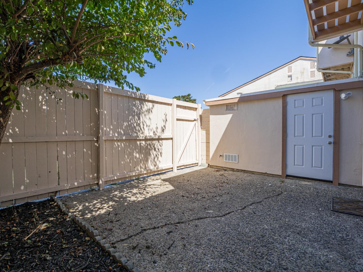 Detail Gallery Image 34 of 46 For 914 Acosta Plaza #111,  Salinas,  CA 93905 - 4 Beds | 2 Baths