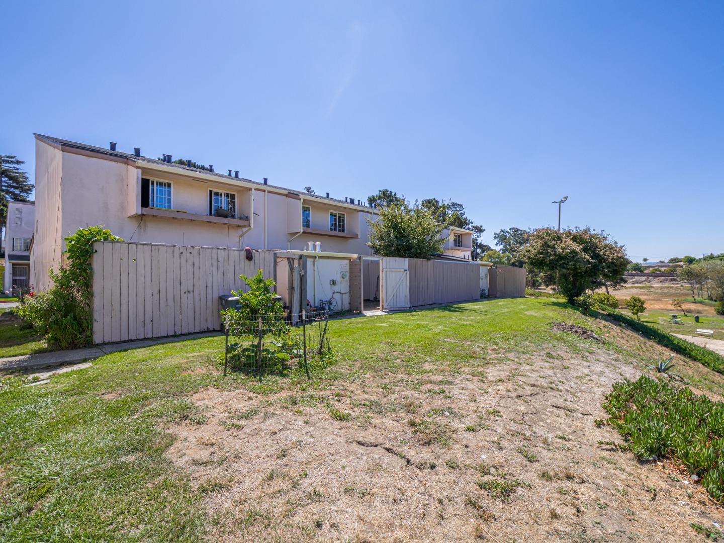 Detail Gallery Image 39 of 46 For 914 Acosta Plaza #111,  Salinas,  CA 93905 - 4 Beds | 2 Baths