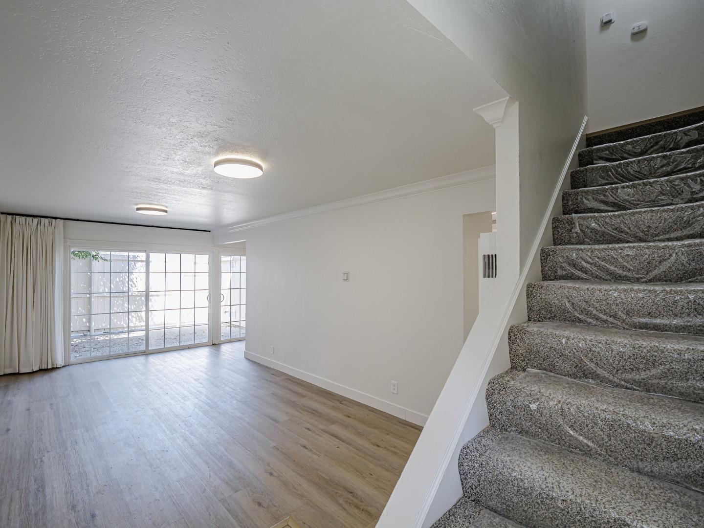 Detail Gallery Image 4 of 46 For 914 Acosta Plaza #111,  Salinas,  CA 93905 - 4 Beds | 2 Baths