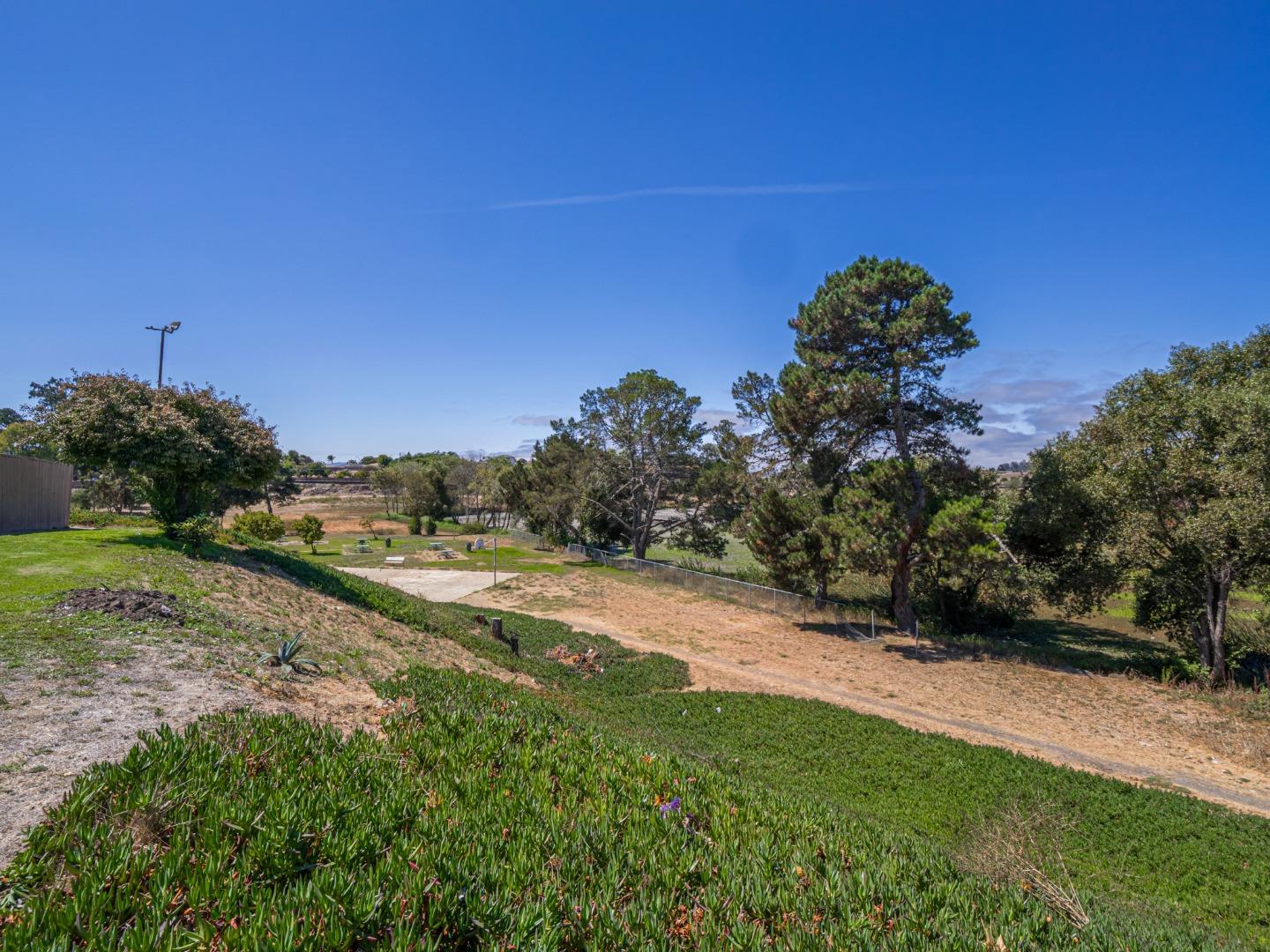 Detail Gallery Image 40 of 46 For 914 Acosta Plaza #111,  Salinas,  CA 93905 - 4 Beds | 2 Baths