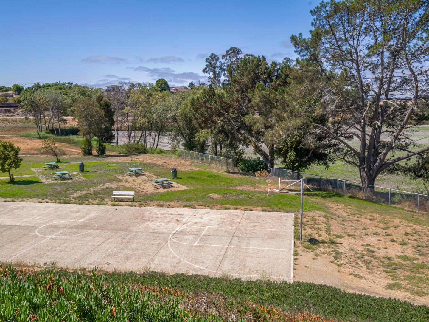 Detail Gallery Image 43 of 46 For 914 Acosta Plaza #111,  Salinas,  CA 93905 - 4 Beds | 2 Baths