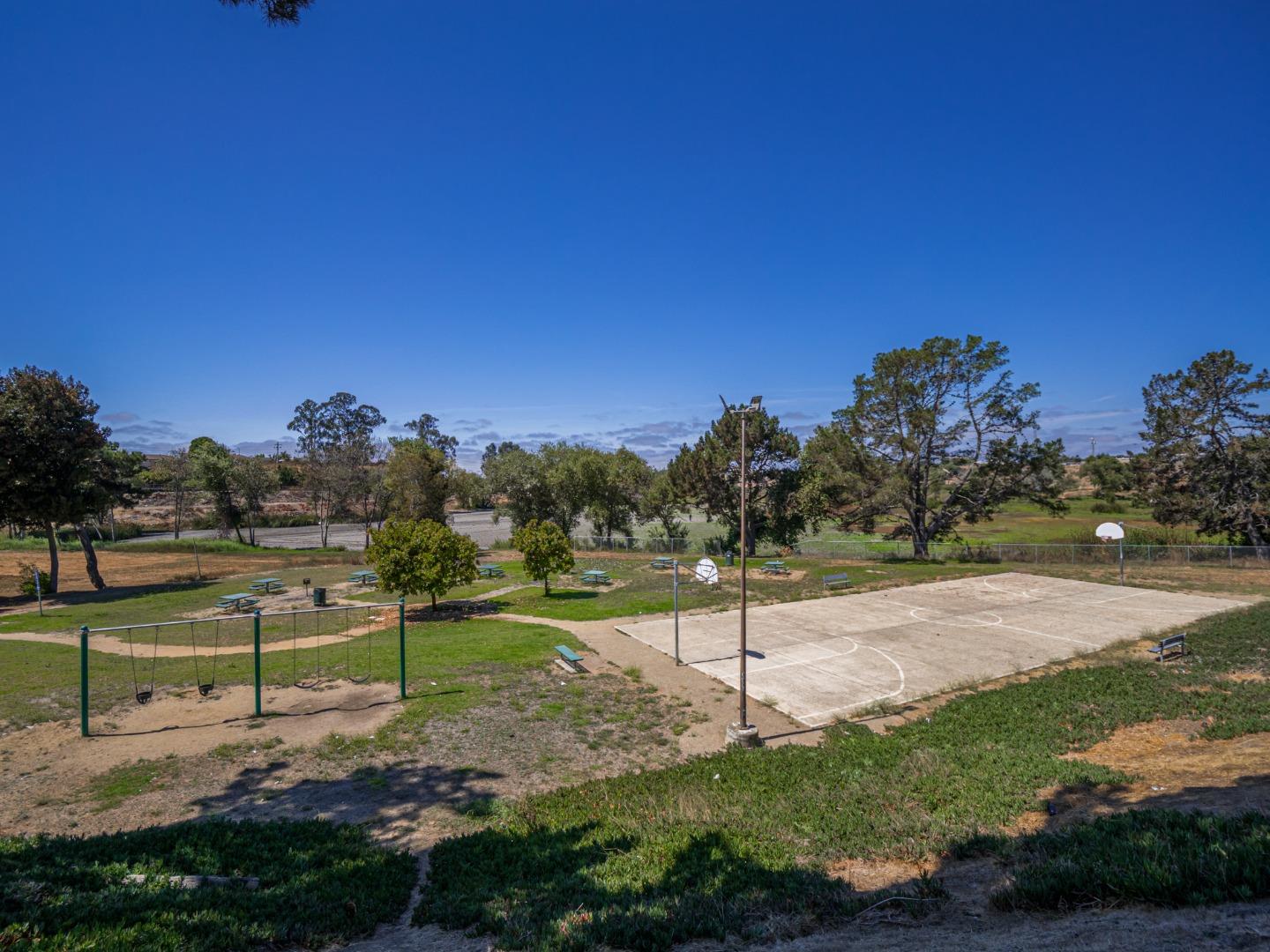 Detail Gallery Image 44 of 46 For 914 Acosta Plaza #111,  Salinas,  CA 93905 - 4 Beds | 2 Baths