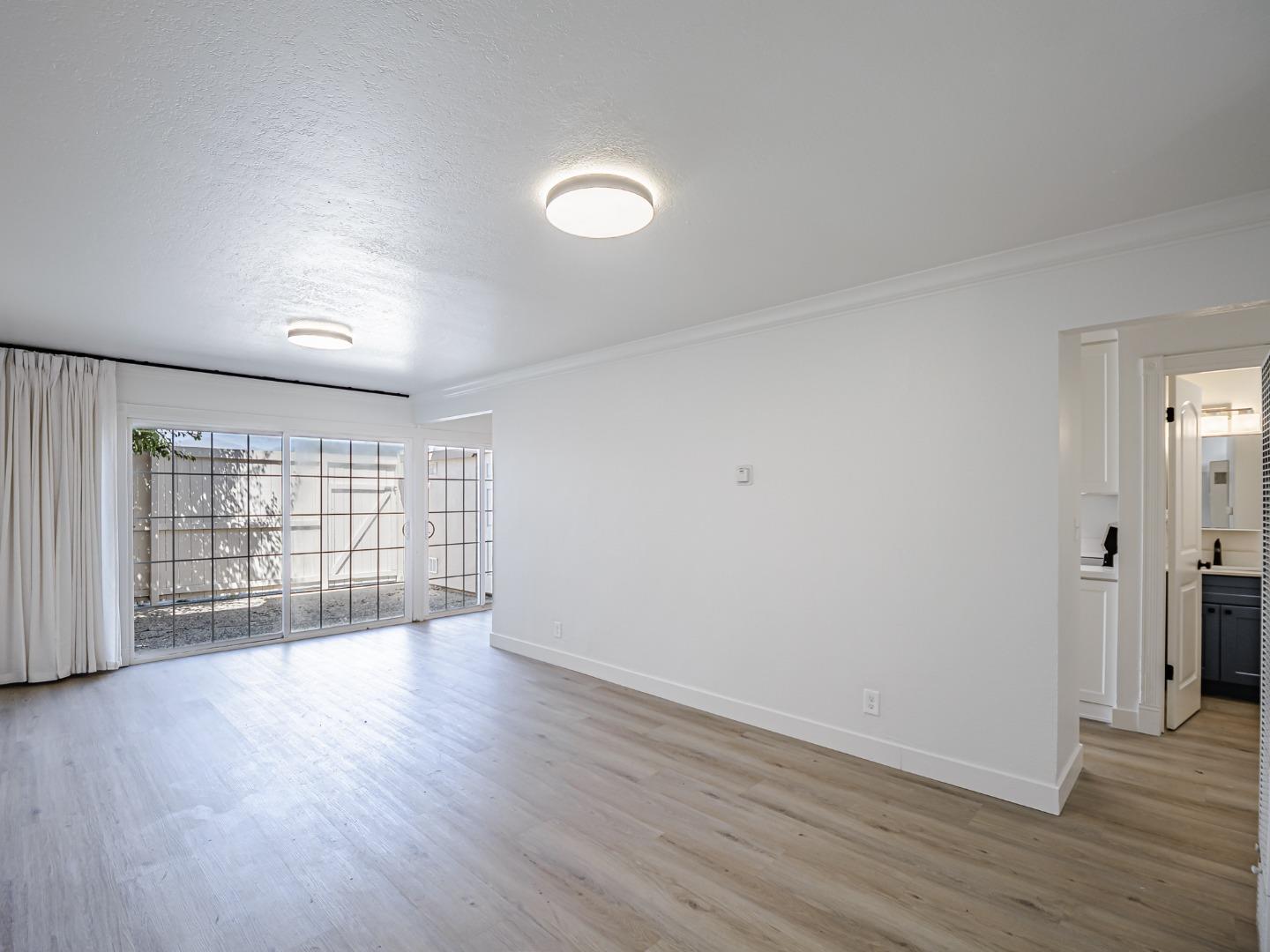 Detail Gallery Image 5 of 46 For 914 Acosta Plaza #111,  Salinas,  CA 93905 - 4 Beds | 2 Baths