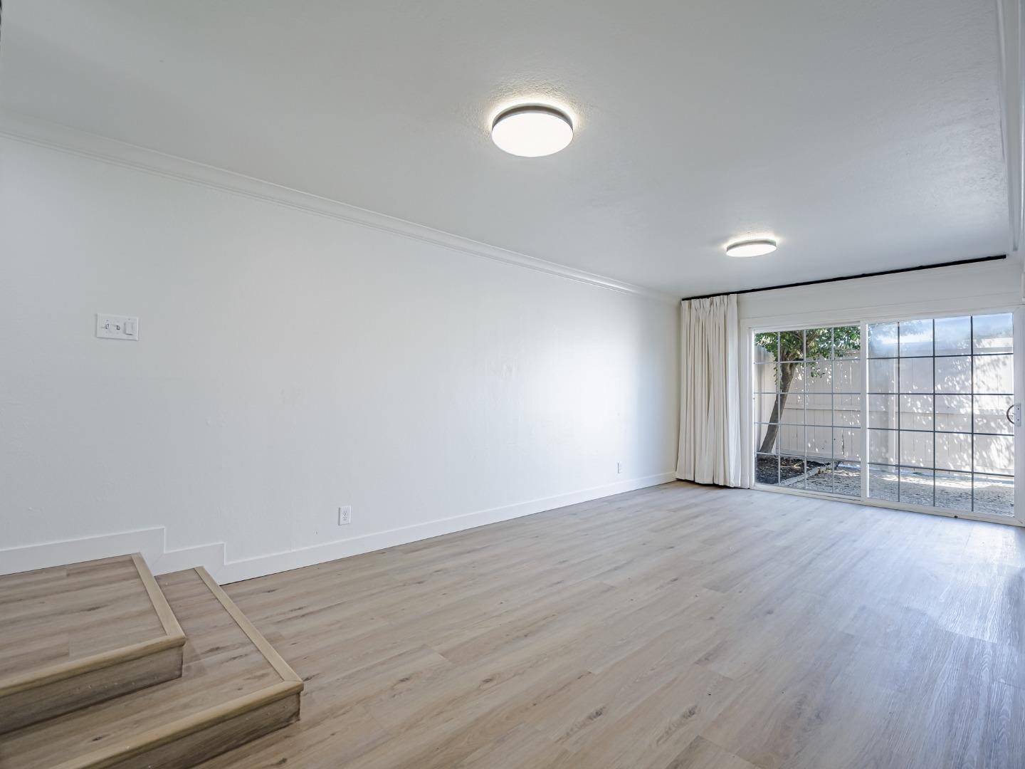 Detail Gallery Image 6 of 46 For 914 Acosta Plaza #111,  Salinas,  CA 93905 - 4 Beds | 2 Baths