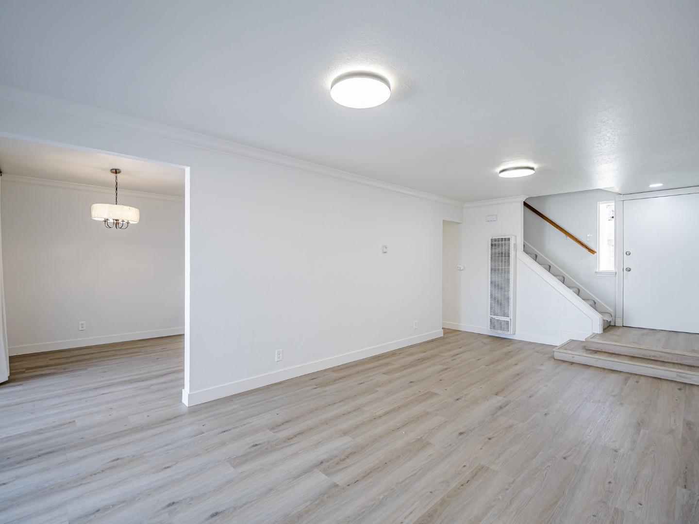 Detail Gallery Image 7 of 46 For 914 Acosta Plaza #111,  Salinas,  CA 93905 - 4 Beds | 2 Baths