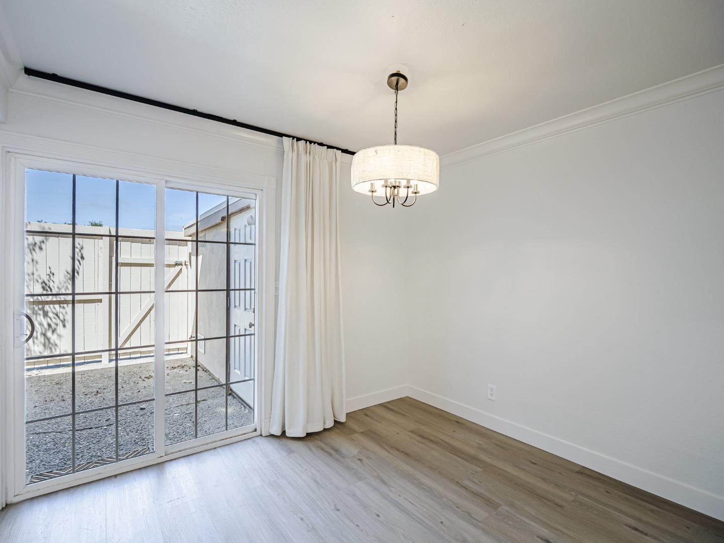 Detail Gallery Image 8 of 46 For 914 Acosta Plaza #111,  Salinas,  CA 93905 - 4 Beds | 2 Baths