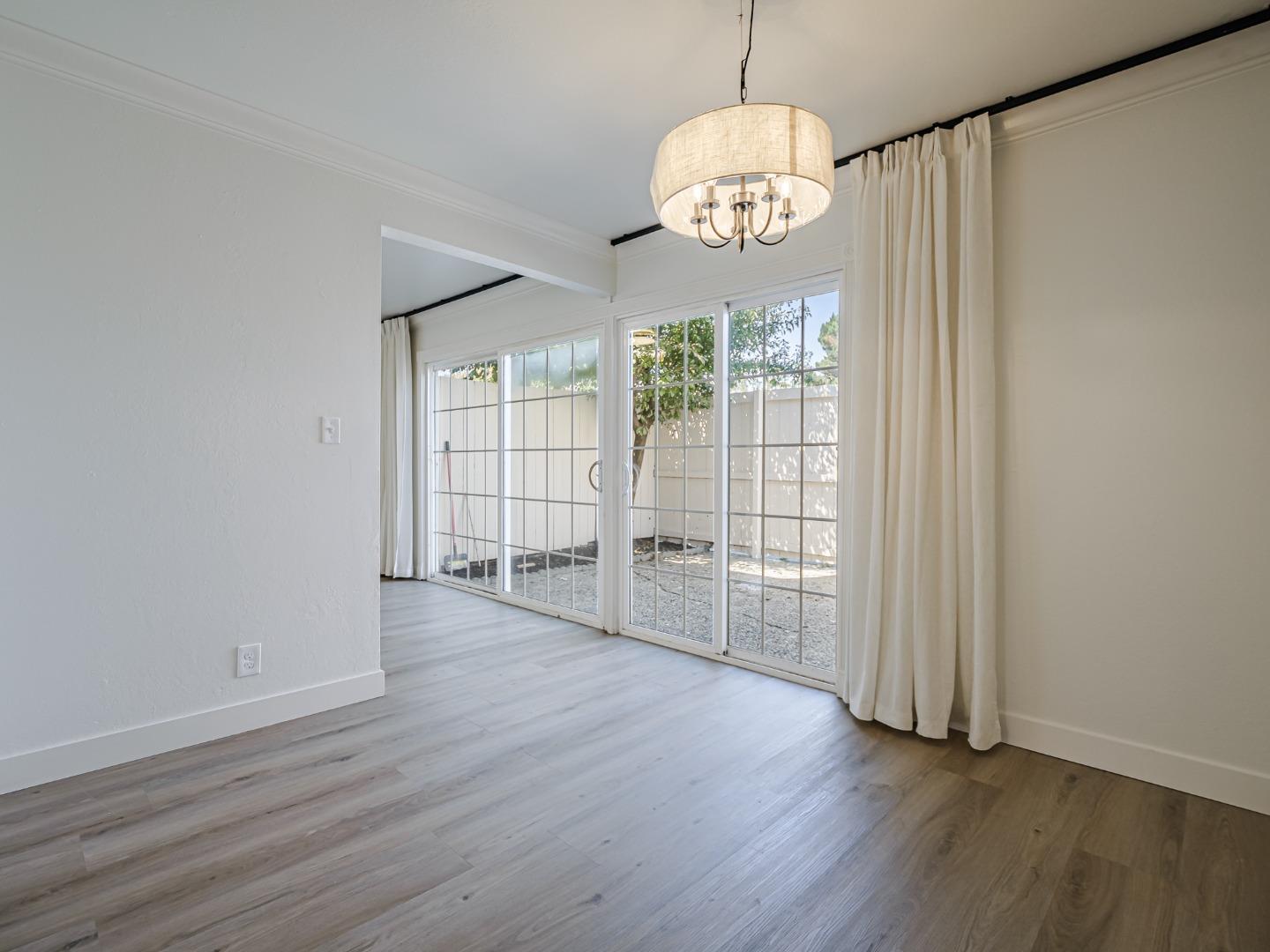 Detail Gallery Image 9 of 46 For 914 Acosta Plaza #111,  Salinas,  CA 93905 - 4 Beds | 2 Baths