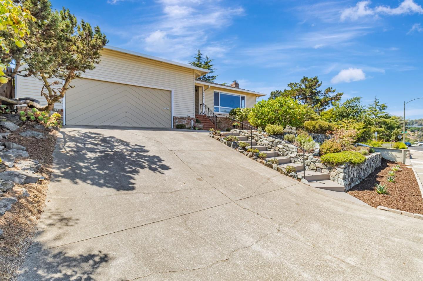 Detail Gallery Image 3 of 49 For 1083 W Hillsdale Blvd, San Mateo,  CA 94403 - 3 Beds | 2 Baths