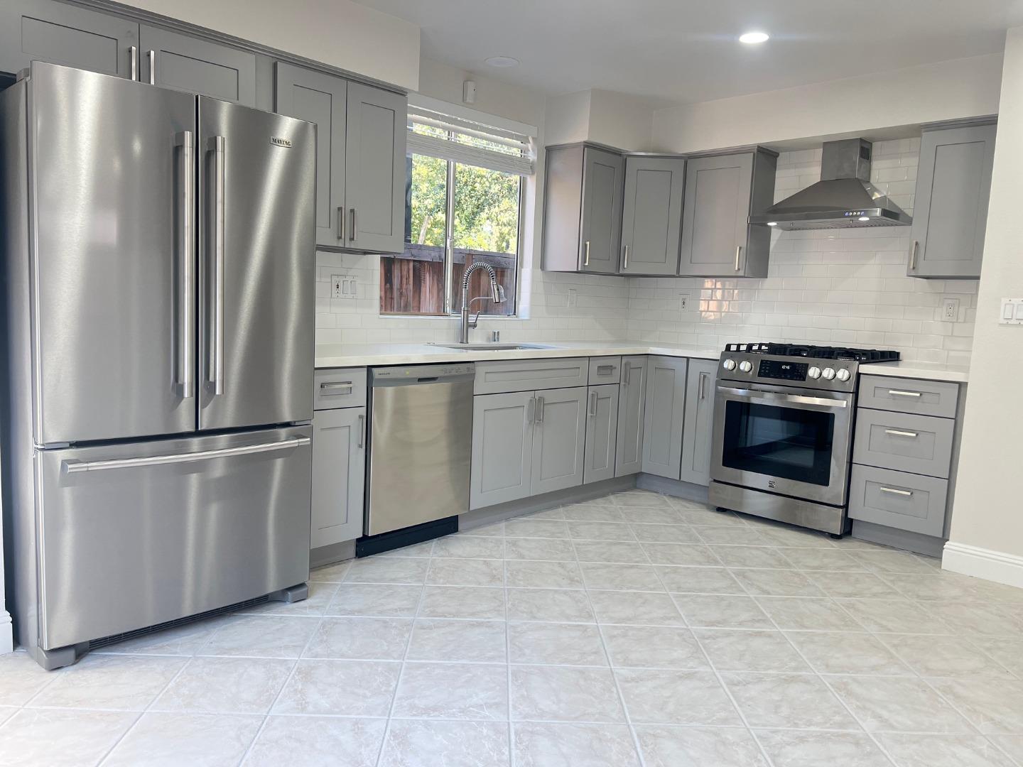 Detail Gallery Image 5 of 22 For 1623 Sawgrass Dr, San Jose,  CA 95116 - 4 Beds | 2/1 Baths