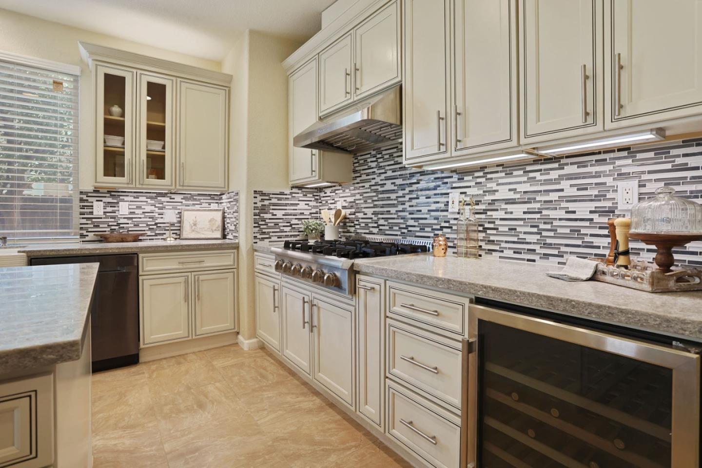 Detail Gallery Image 12 of 46 For 2265 Barcelona Dr, Tracy,  CA 95377 - 5 Beds | 2/1 Baths