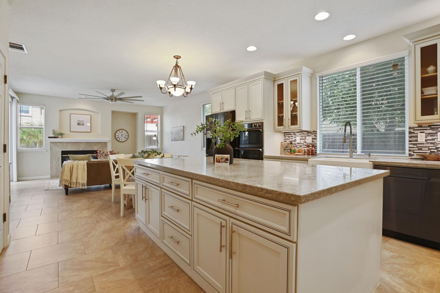 Detail Gallery Image 13 of 46 For 2265 Barcelona Dr, Tracy,  CA 95377 - 5 Beds | 2/1 Baths