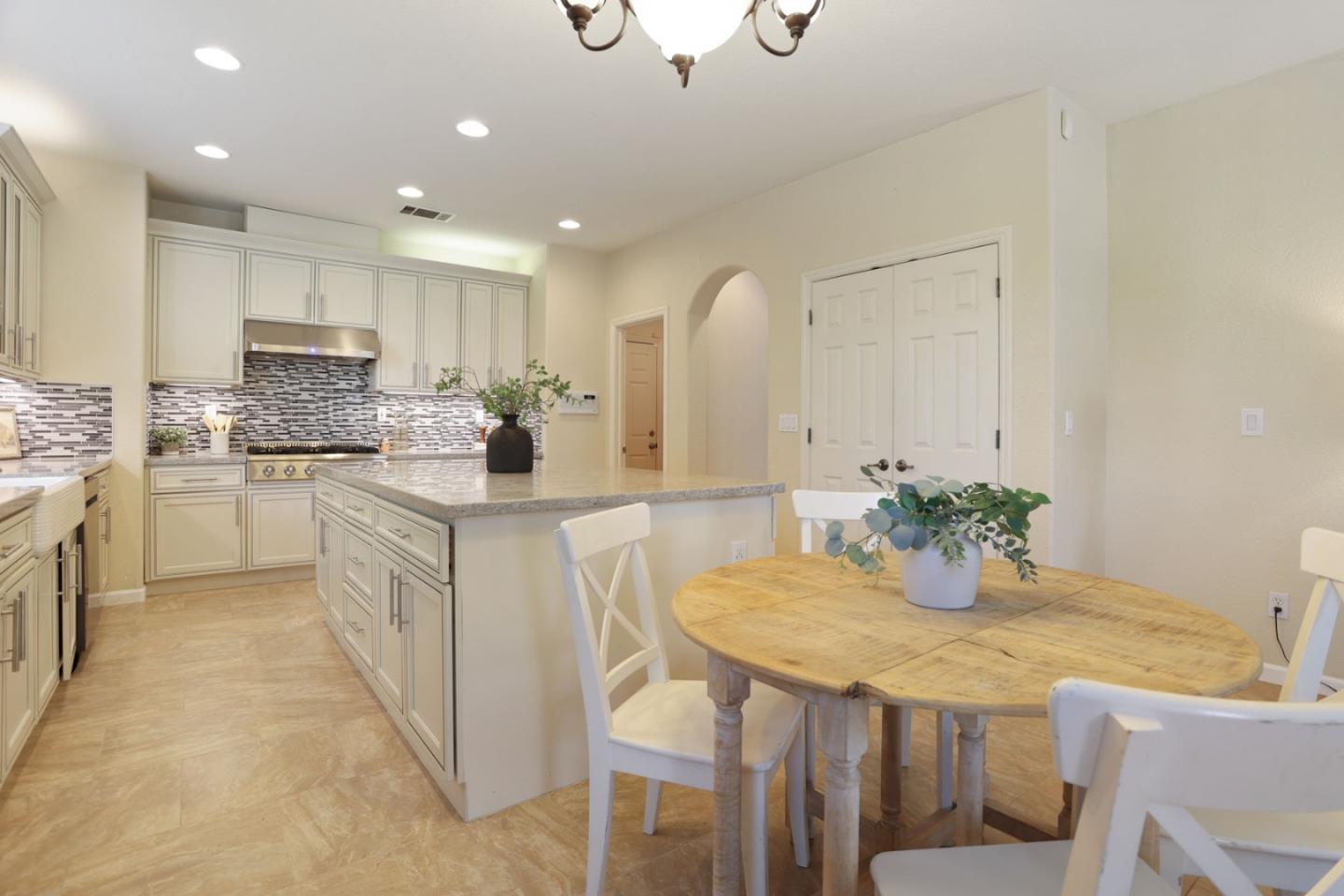 Detail Gallery Image 14 of 46 For 2265 Barcelona Dr, Tracy,  CA 95377 - 5 Beds | 2/1 Baths